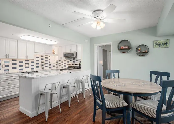 Beautiful Ocean Views From 2 Bedroom Condo! *