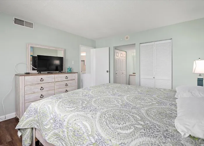 Beautiful Ocean Views From 2 Bedroom Condo! *
